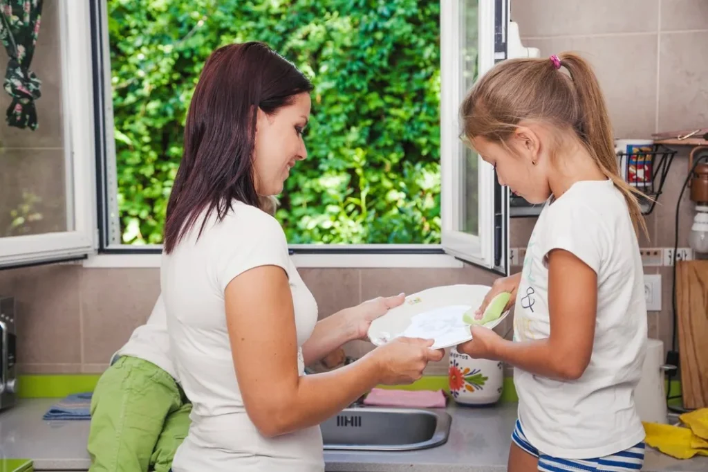 ¿Dar o no dar? La verdad sobre darle dinero a tu hijo por las tareas del hogar