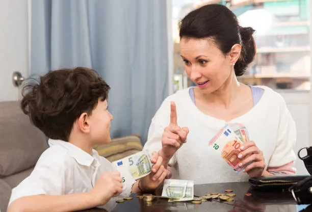 Ilustración del artículo «¿Dar o no dar? La verdad sobre darle dinero a tu hijo por las tareas del hogar»