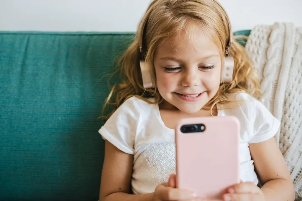 ¿Es el momento de darle su primer móvil a tu hijo? Señales claras para tomar la mejor decisión