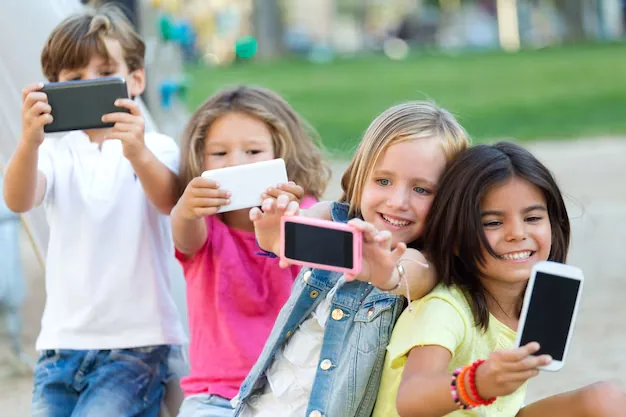 Ilustración del artículo «¿Es el momento de darle su primer móvil a tu hijo? Señales claras para tomar la mejor decisión»