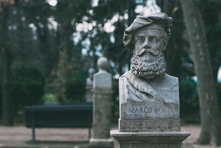 Estatua de Marco Polo que popularizo billetes en el mundo