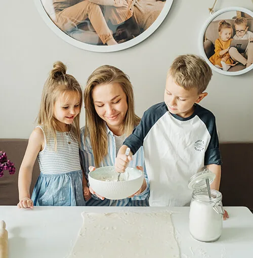 Familia cocinando junta