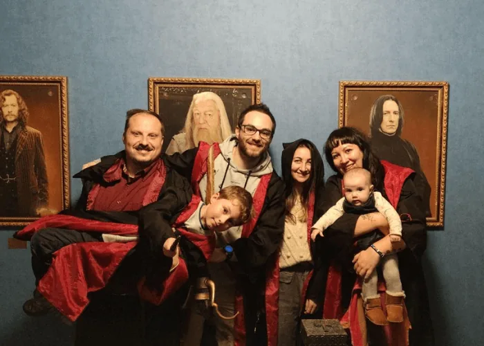 Familia en una escape room disfrazados