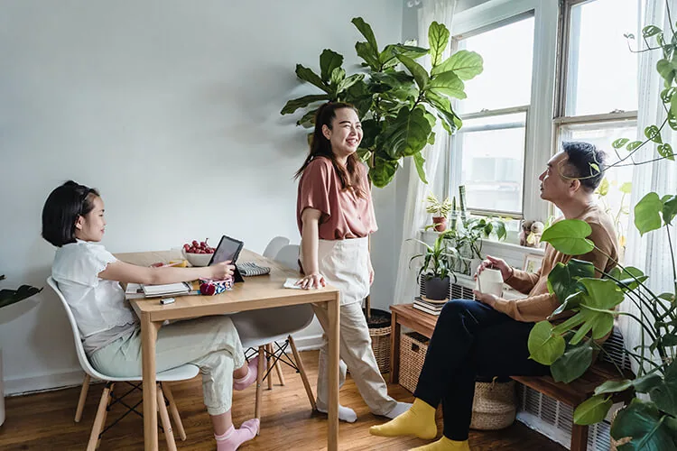 Familia gestiona la economía familiar juntos