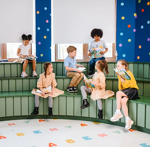 Grupo de niños leyendo y comentando la lectura