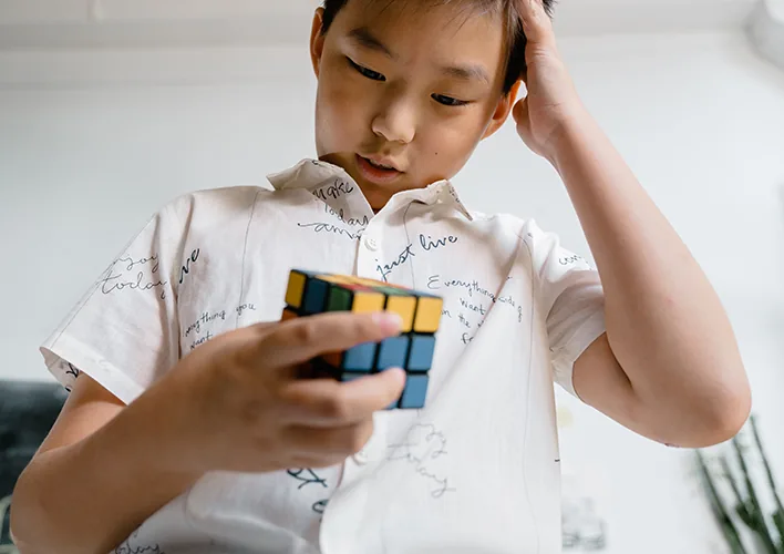 La frustración de un niño al jugar al cubo de Rubik