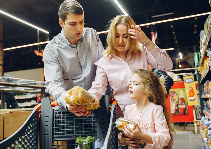 niña comprando, consumidor inteligente conceptos financieros básicos