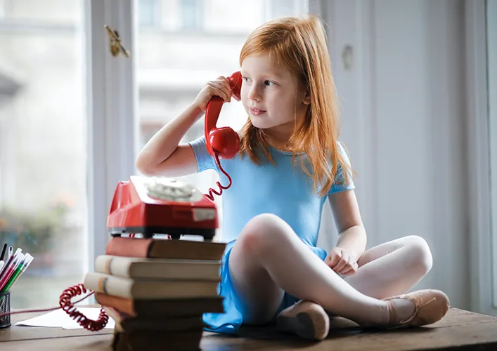 Niña hablando por teléfono, establecer el momento de la comunicación con tu hijo