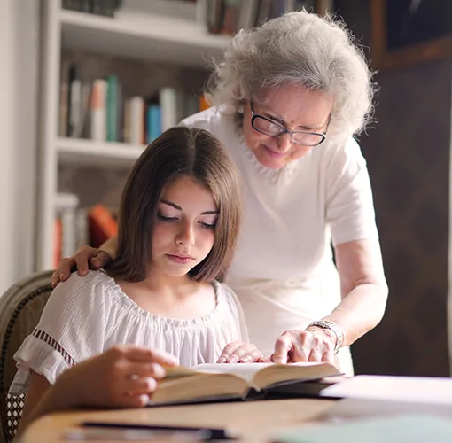 Niña leyendo con su abuela
