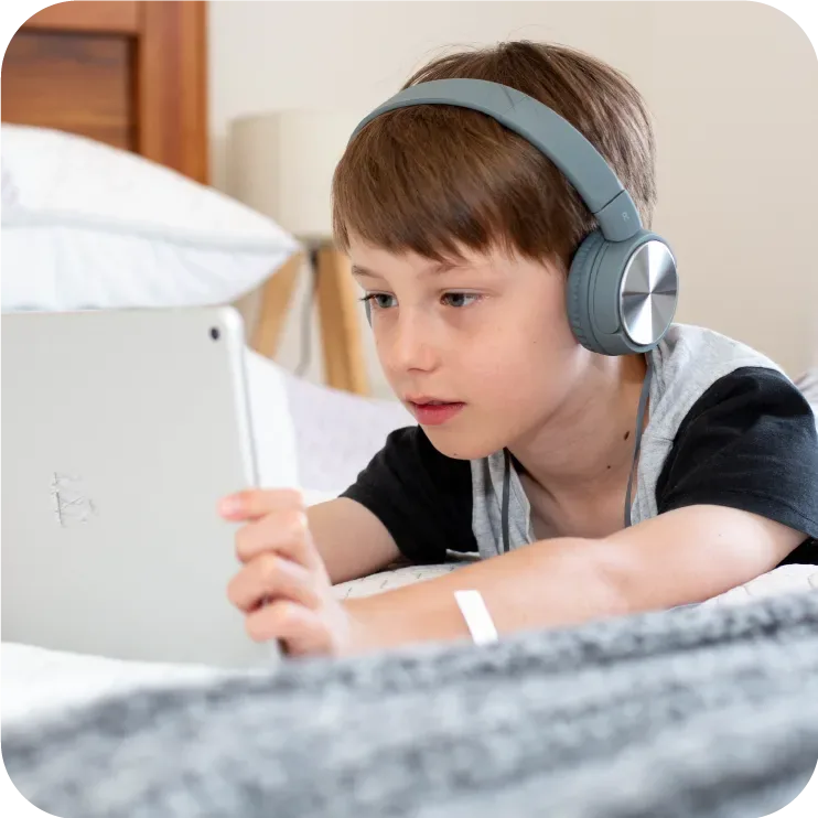 Niño con auriculares haciendo un quiz en Cresory