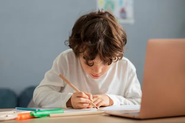 Ilustración del artículo «¿Notas bajas? Cómo ayudar a tu hijo a mejorar sin arruinarte en clases particulares»