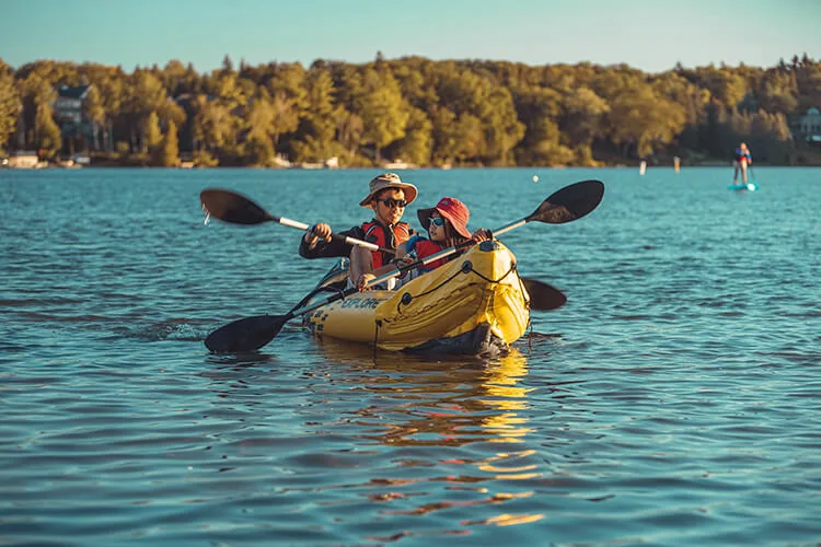 Padre e hijo en kayak actividad deportiva familiar
