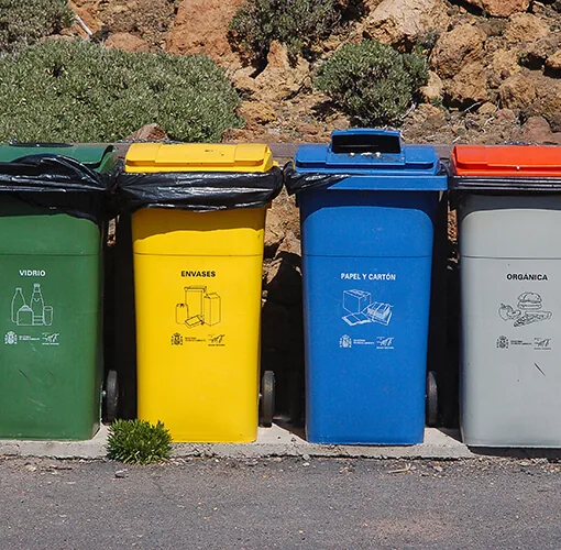 Papeleras de colores para reciclaje de recursos
