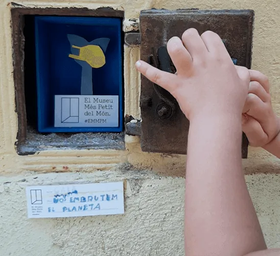 Una mano de niño que ve el pequeño museo en Barcelona